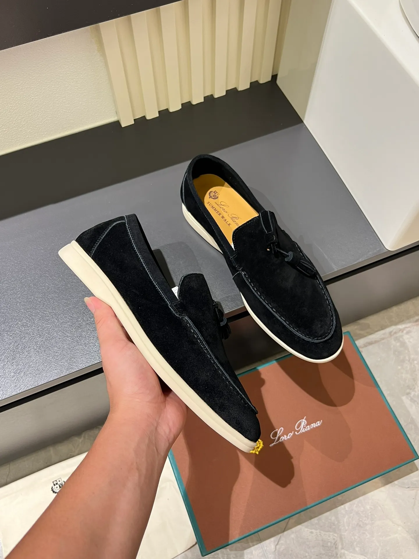 Men's shoes 💰p360 "Loro men's shoes 💰pian'*" Classic L men's shoes for couples 💰p Top version British flat loafers, a must-have item in old money style, the minimalist design is eye-catching and durable, a plus point for dressing The soft foot feel and texture are outstanding. They don’t scratch your feet and are very nice. They are matched with soft and waxy soles. They can be worn daily for a long time without getting tired. They are easy to wear, versatile and classic items, with perfect foot feel and texture! Imported cashmere fabric, the lining is made of imported A-grade water-dyed cow lining, the top version of the genuine leather midsole is sewn with pure handmade mark thread! Size: Female 35-40 (34. Customized) Male 38-44 (45.46. Customized)
